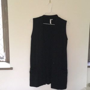 Cable & Gauge Sleeveless Black Cardigan